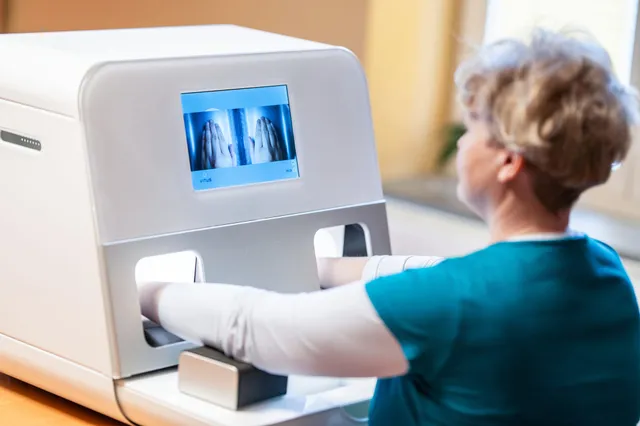 Kältetherapie-Gerät VITUS: Hände in den beleuchteten Behandlungsöffnungen